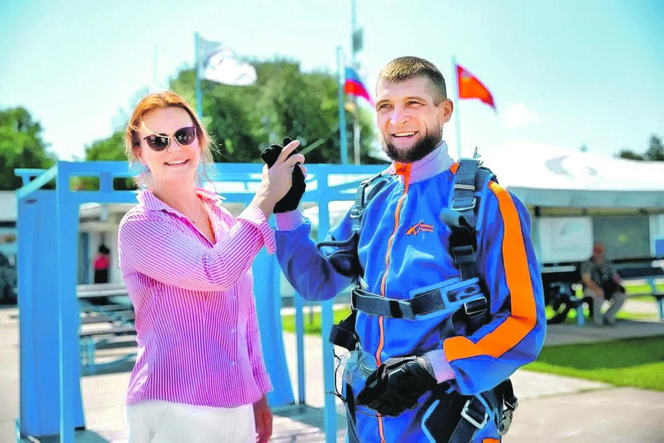 Глава фонда «Защитники Отечества» Анна Цивилева лично привезла Максиму Цвигунову сертификат на прыжок с парашютом.