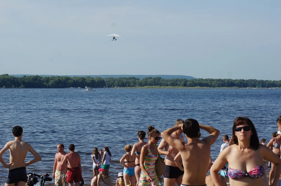 Температура воды в Волге держится около +22 °C.