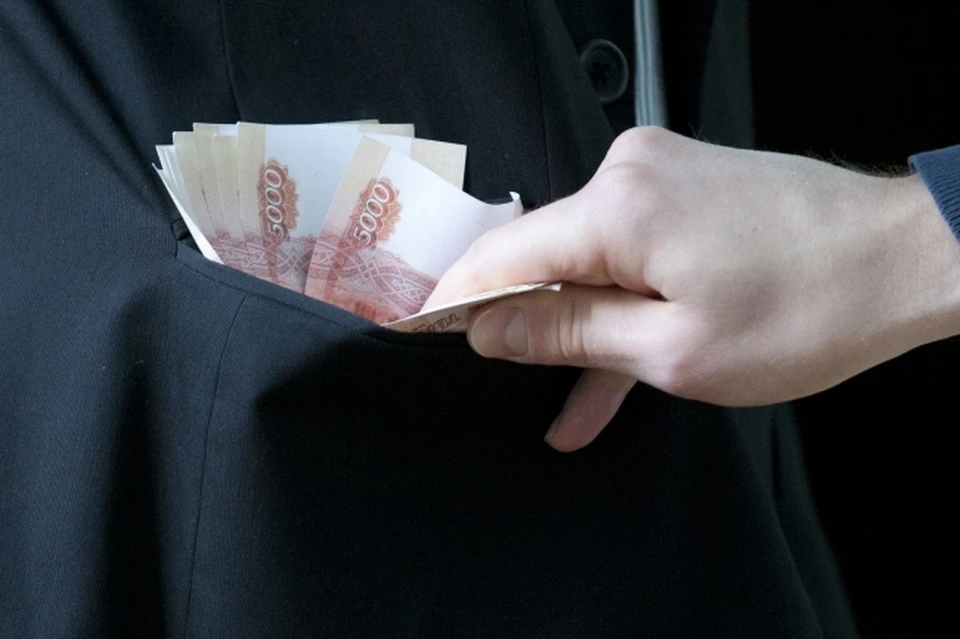 По версии следствия, фигуранты получили взятку в размере 20 миллионов рублей за предоставление госконтрактов на ремонт служебного автотранспорта.