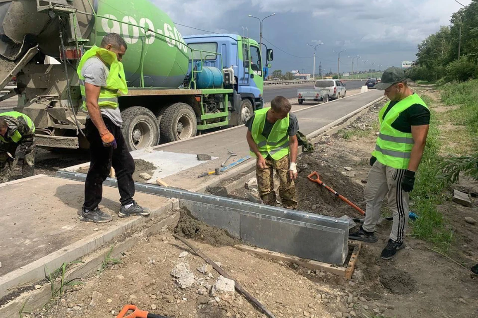 Верхний слой асфальта начали укладывать на двух улицах Иркутска.