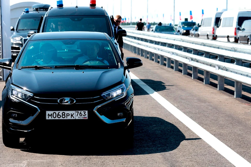 На площадку у моста через Волгу – 155-й километр трассы М-11 – Президент прибыл за рулем отечественного автомобиля «Лада Аура».