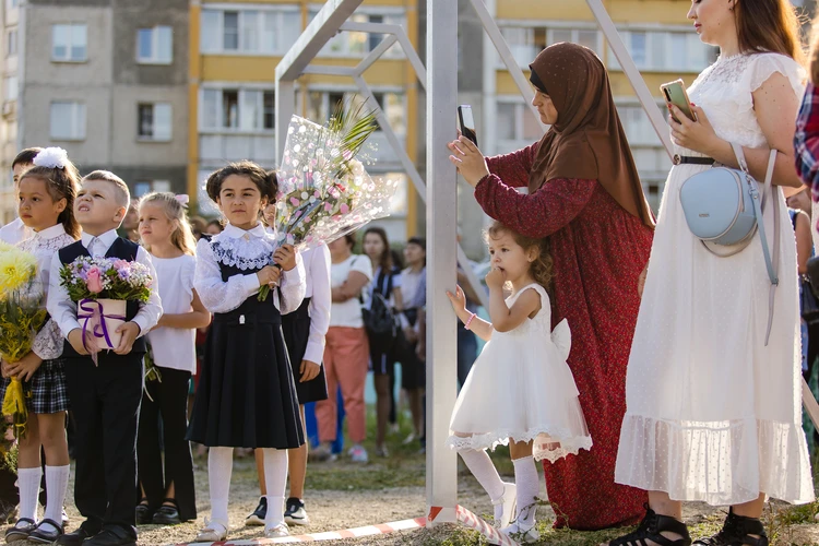 Нерусские в школах не нужны? Как помочь детям мигрантов, не знающим языка, адаптироваться и не мешать другим