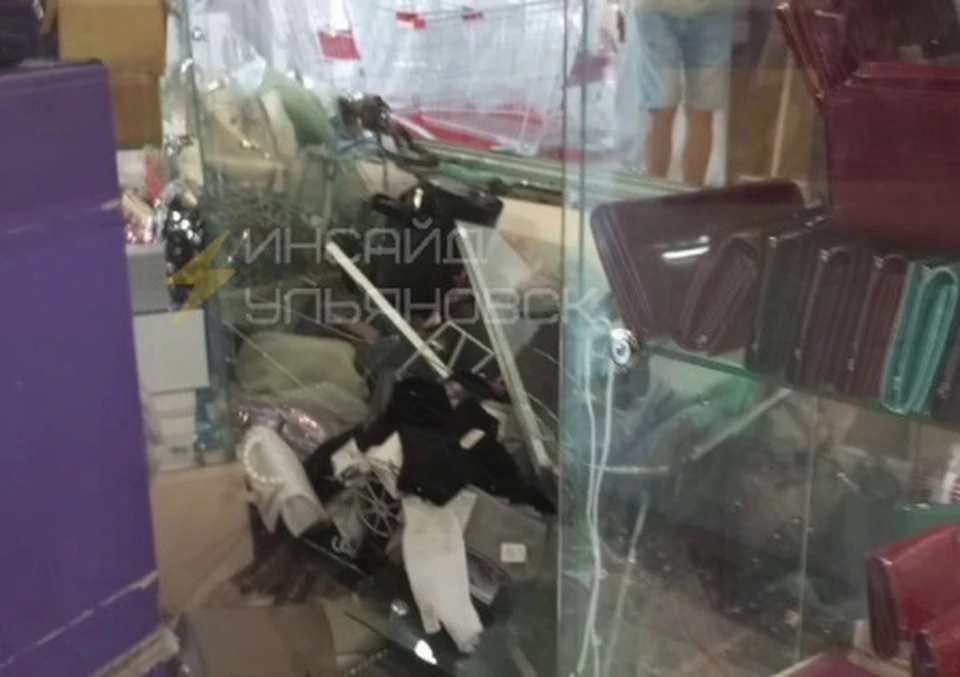 В торговом центре в Ульяновске пострадали люди после падения на них стеллажей. Фото телеграм-канал Инсайд Ульяновск