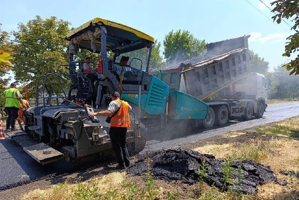 В поселке Веселое уже приступили к работам на четырех улицах. ФОТО: тг-канал Евгения Балицкого