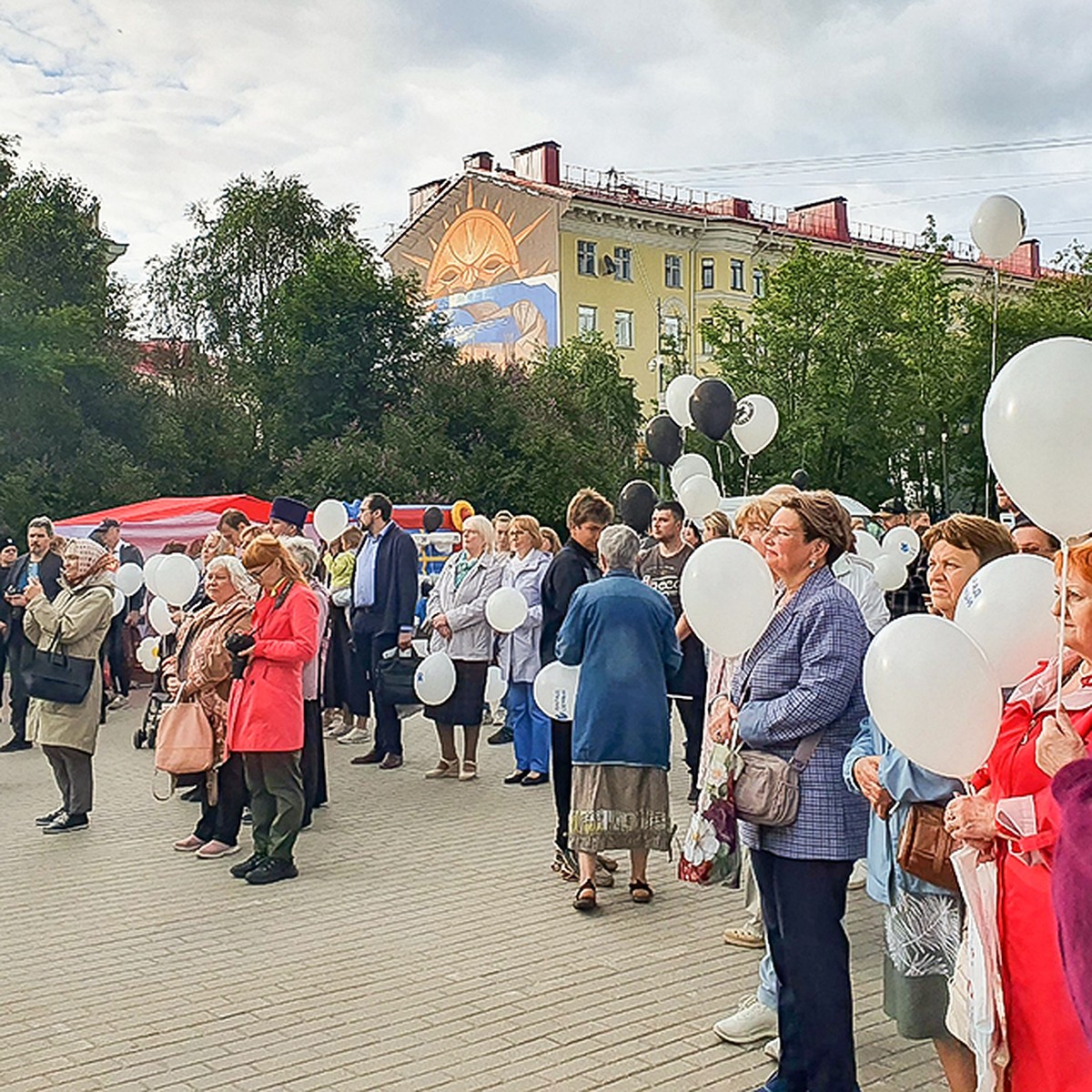 Важно быть одной сплоченной семьей». В Мурманске прошел праздник «Великое  чудо - семья!» - KP.RU