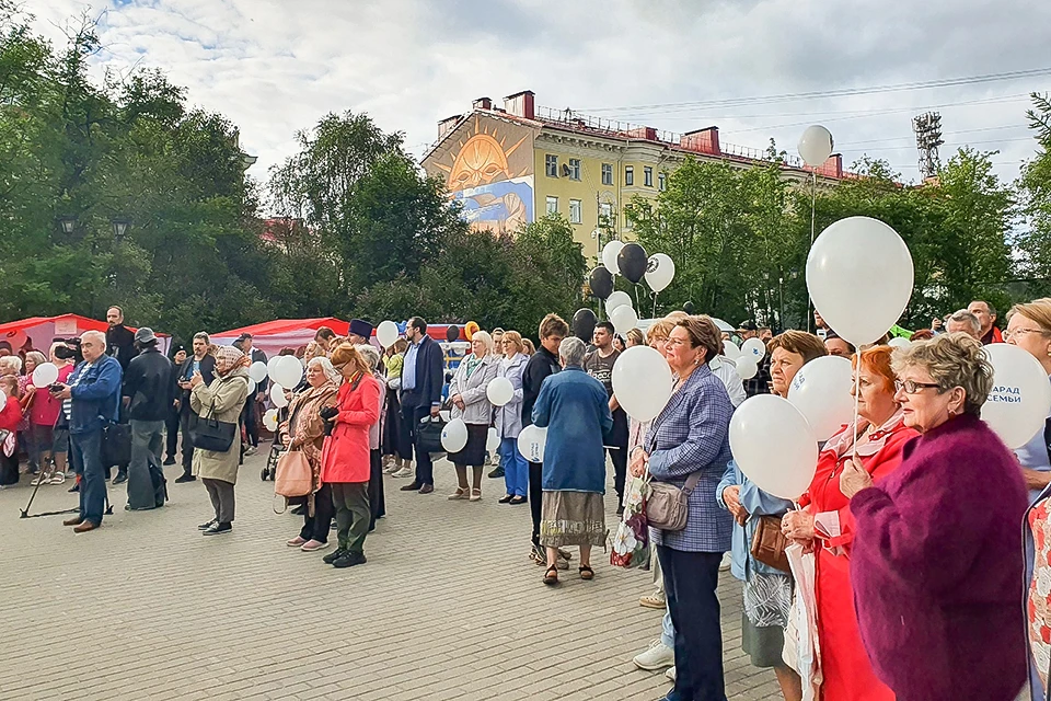 На празднике собралось много народу. Северяне приняли участие во Всероссийском параде семьи.