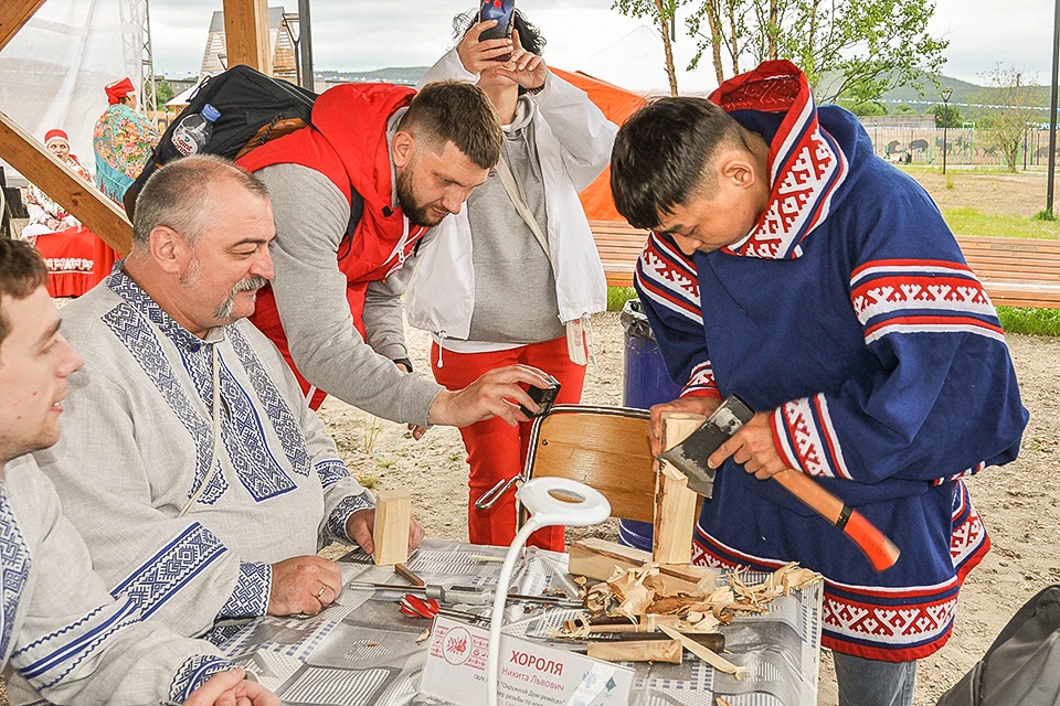 Никита Хороля (справа) учился мастерству резьбы с детства, наблюдая за отцом. Фото: Александра АЛФЕРОВА