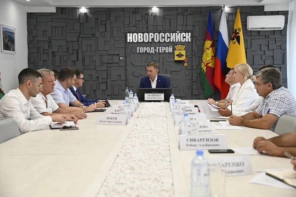Андрей Кравченко отметил, что жители Новороссийска должны быть обеспечены бесперебойной подачей тепла и горячей воды. Фото: пресс-служба администрации Новороссийска.