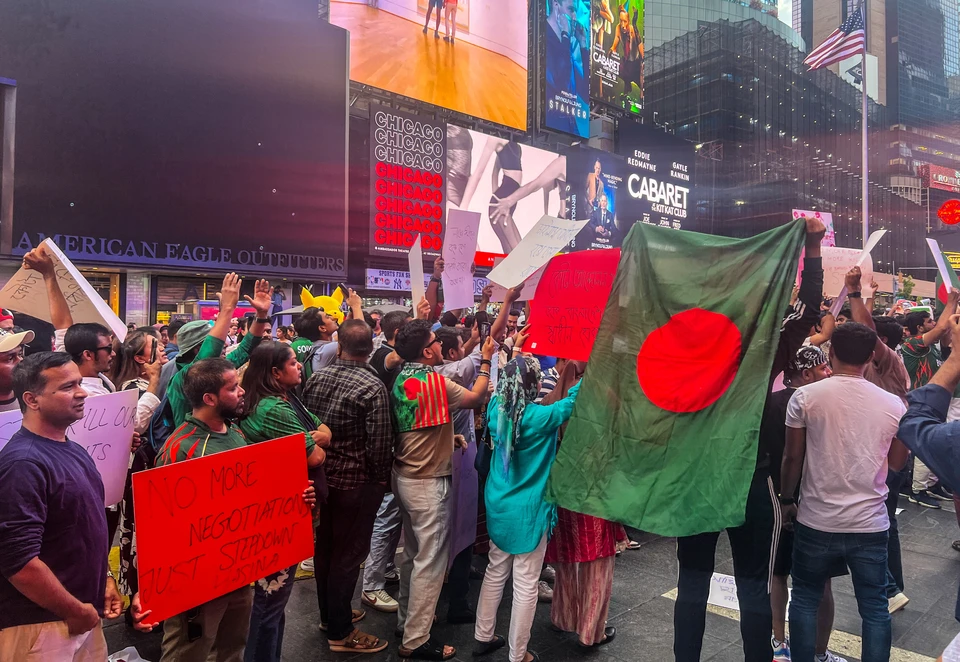 Полиция Бангладеш использовала боевые патроны в ходе беспорядков в столице Дакке