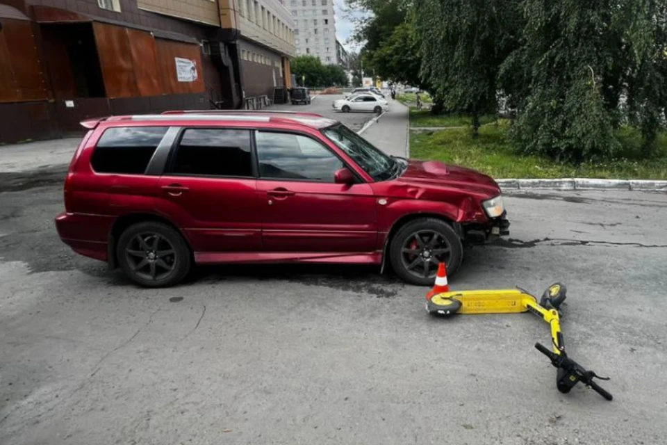 Автомобиль сбил самокатчика на тротуаре. Фото: Госавтоинспекция по Новосибирску