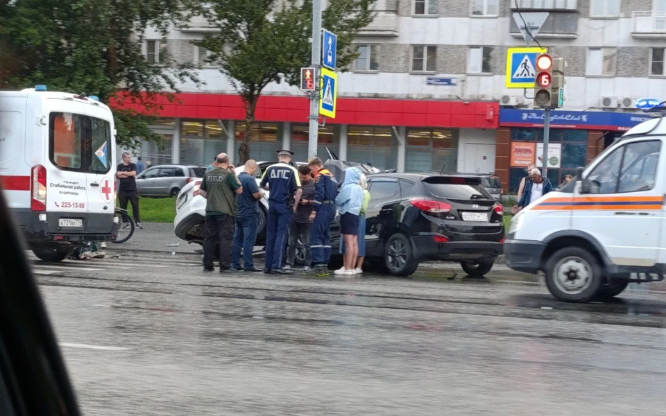 Столкнулись две иномарки.