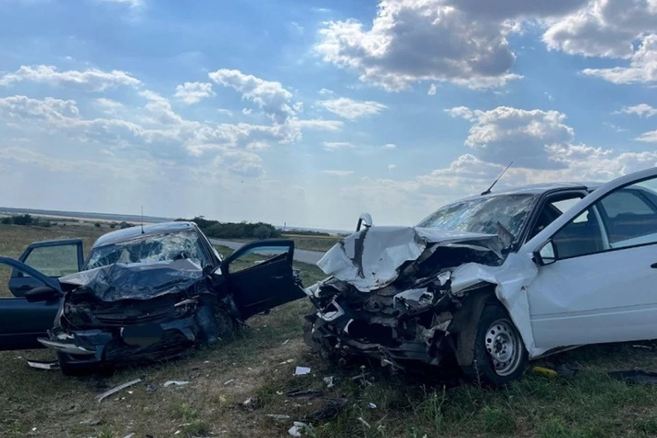 В аварию попали два автомобиля Lada Granta. Фото: управление Госавтоинспекции России по Ростовской области