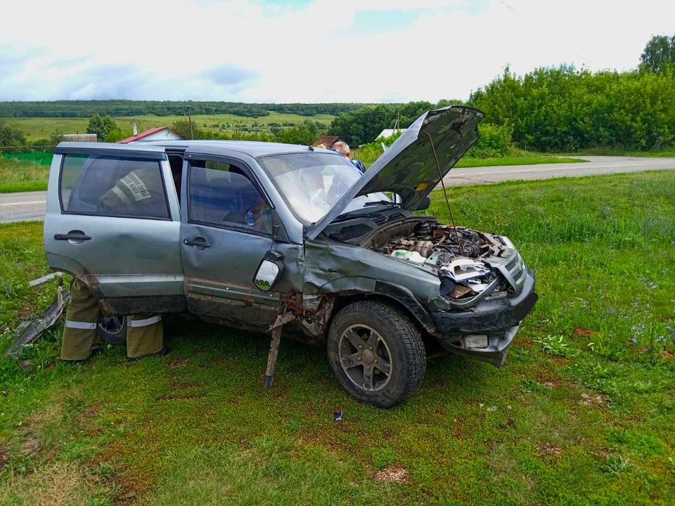 Пассажира Chevrolet Niva увезли в больницу. Фото: ГКУ СО «Центр по делам ГО, ПБ и ЧС»