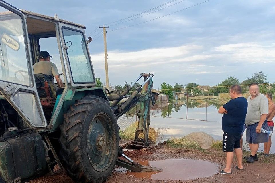 В поселке Аскания-Нова подтоплены участки 12 домов из-за сильного дождя Фото: ГУ МЧС России по ХО