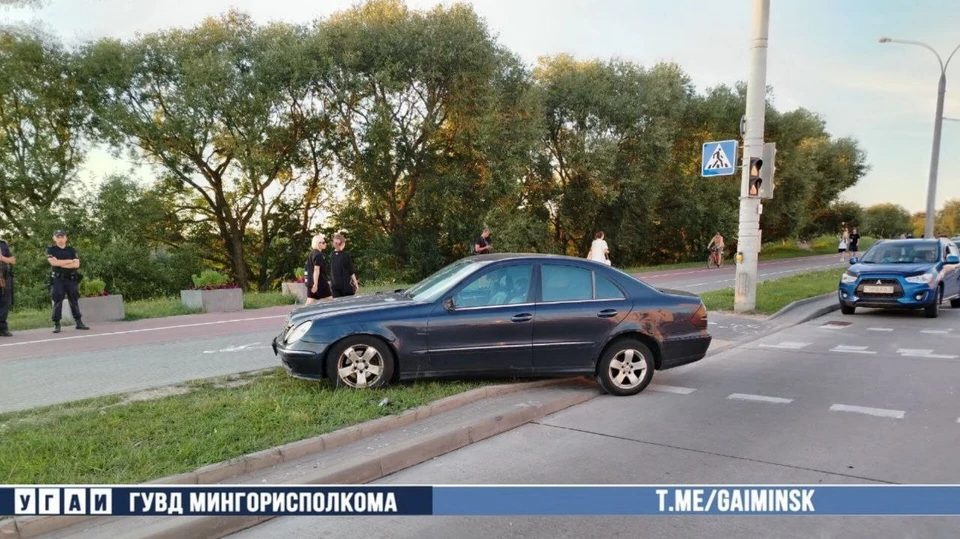 В Минске Mercedes сбил двух человек на пешеходном переходе, они в больнице. Фото: телеграм-канал УГАИ ГУВД Мингорисполкома