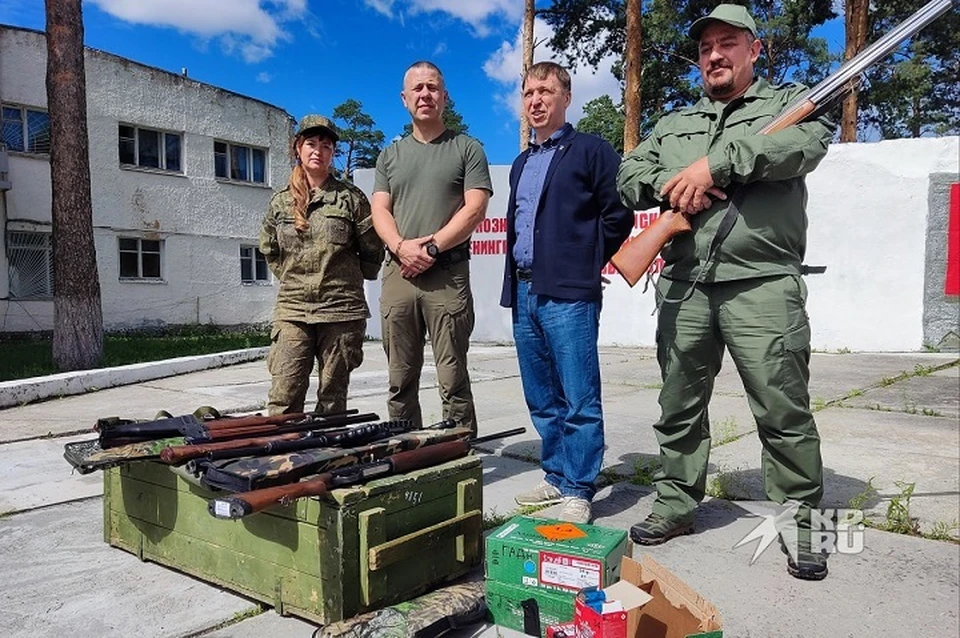 Об уникальной схеме рассказали боец с позывным «Монолит» (второй слева) и Алексей Крючков (третий слева)