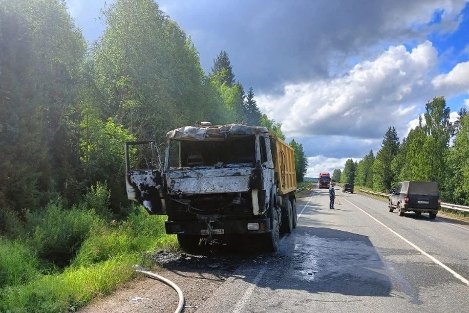 Грузовик загорелся на трассе в Удмуртии. Фото: vk.com/gpsur
