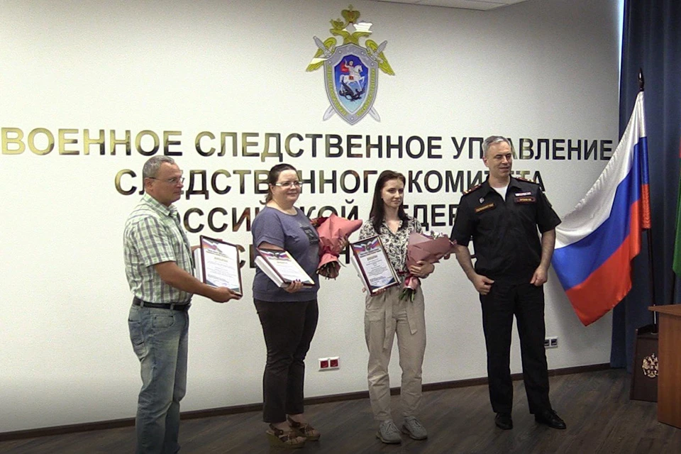Вручив журналистам дипломы и памятные подарки, руководитель Управления поблагодарил их за проделанную работу и пожелал новых профессиональных успехов. Фото: пресс-служба ВСУ по СФ