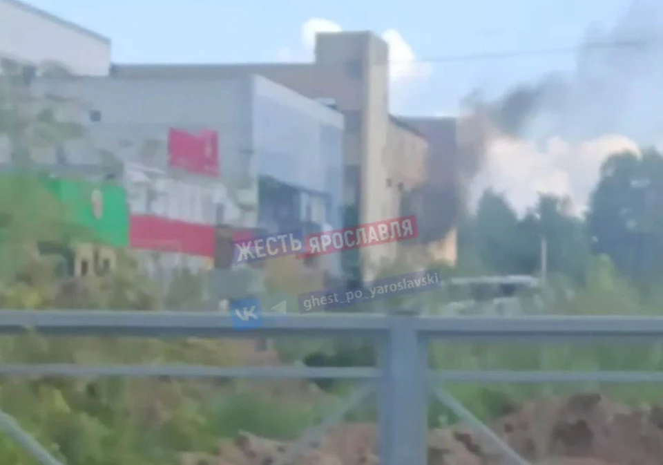 В Ярославле горит заброшенное здание на Бабича. Фото: "Жесть Ярославль"