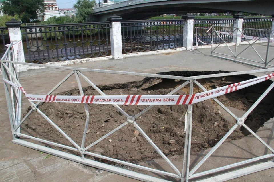 Вот такой провал зиял на набережной десять дней назад. Фото: телеграм-канал Сергея Шелеста