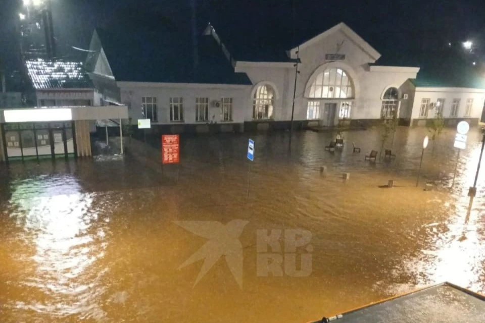 По сообщениям жителей, затопило территорию в районе вокзала.
