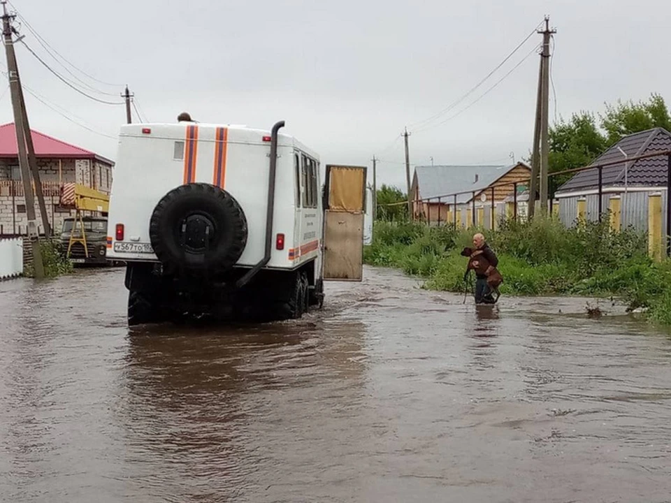 В деревне Озерное Абзелиловского района Башкирии в пункт временного содержания эвакуировали троих человек. Фото: МЧС по РБ