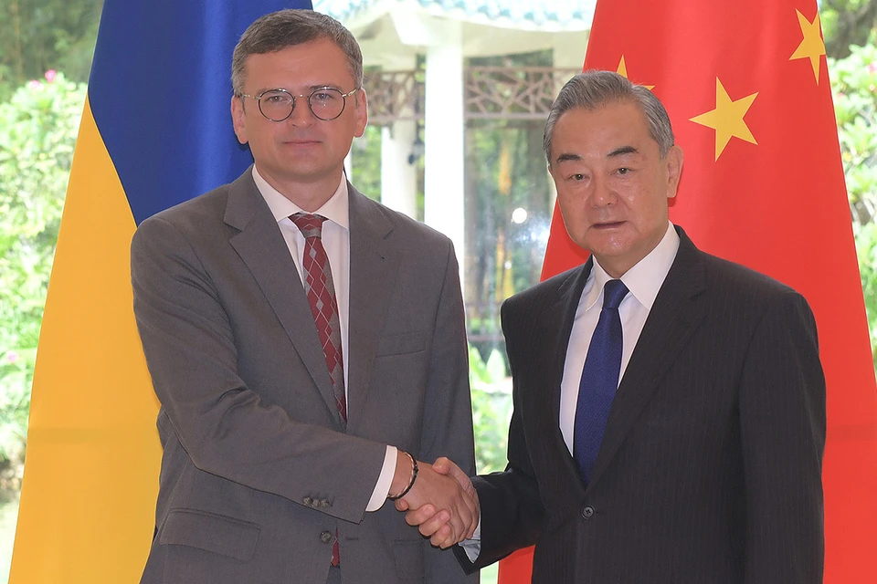 Перед началом переговоров главы МИД Украины Дмитро Кулебы с министром иностранных дел КНР Ван И в Пекине 24 июля.