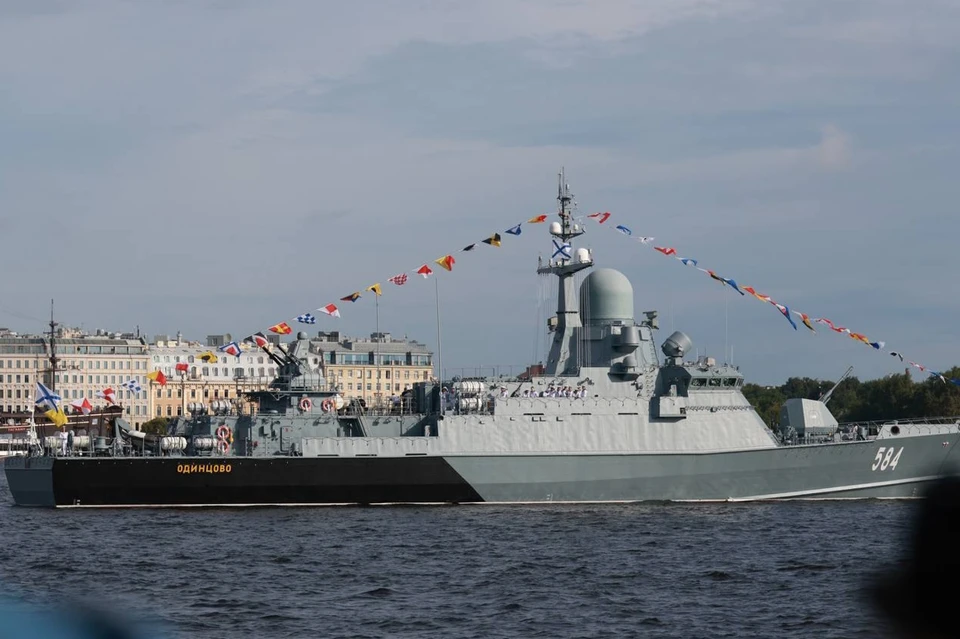 Военные корабли прошли строем по Неве.
