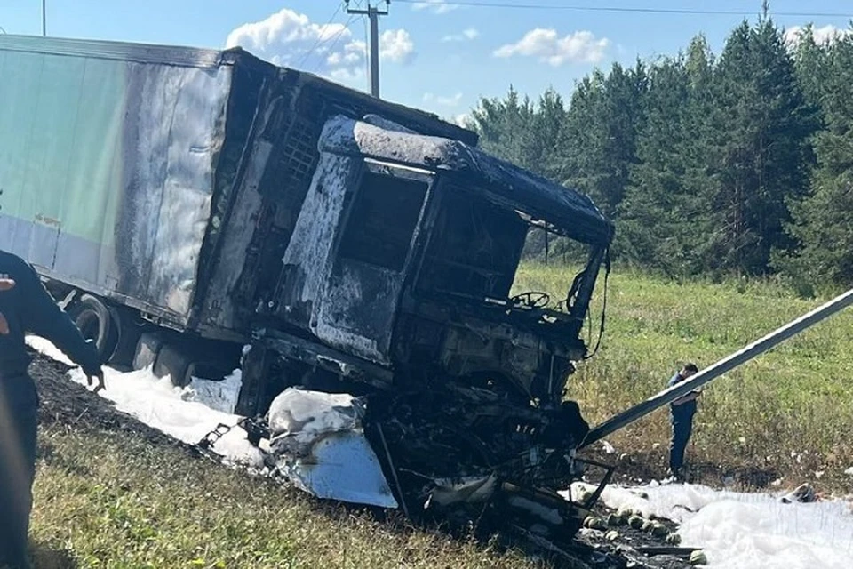 Перед возгоранием машины съехали с дороги в кювет. Фото: МВД Чувашии
