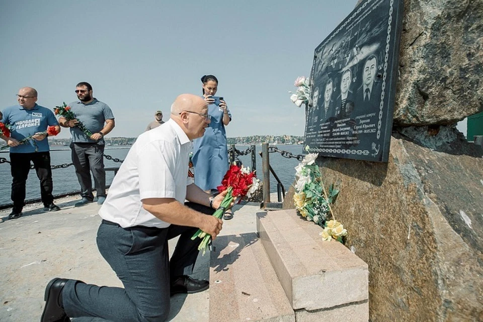 В Мариуполе почтили память моряков, погибших при освобождении порта. Фото: ТГ/Моргун