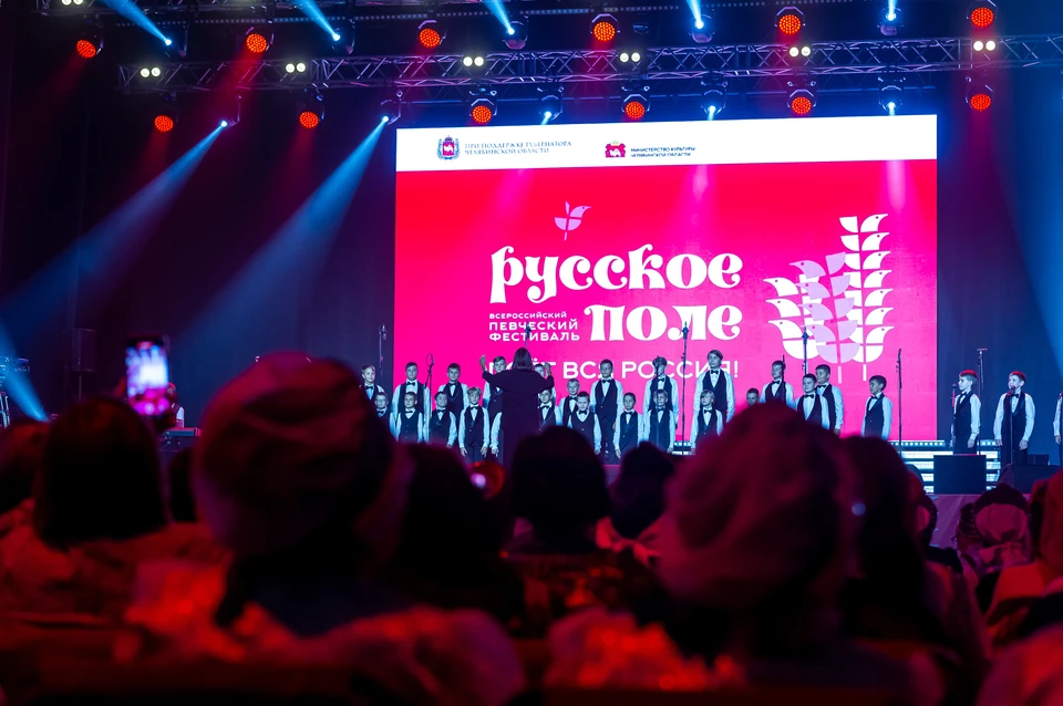 Сотни зрителей заполнили трибуны дворца спорта "Юность"