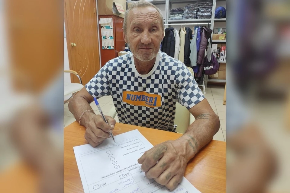 Полиция разыскивает новосибирца с тату на костяшках за ножевое ранение. Фото: ГУ МВД по НСО.