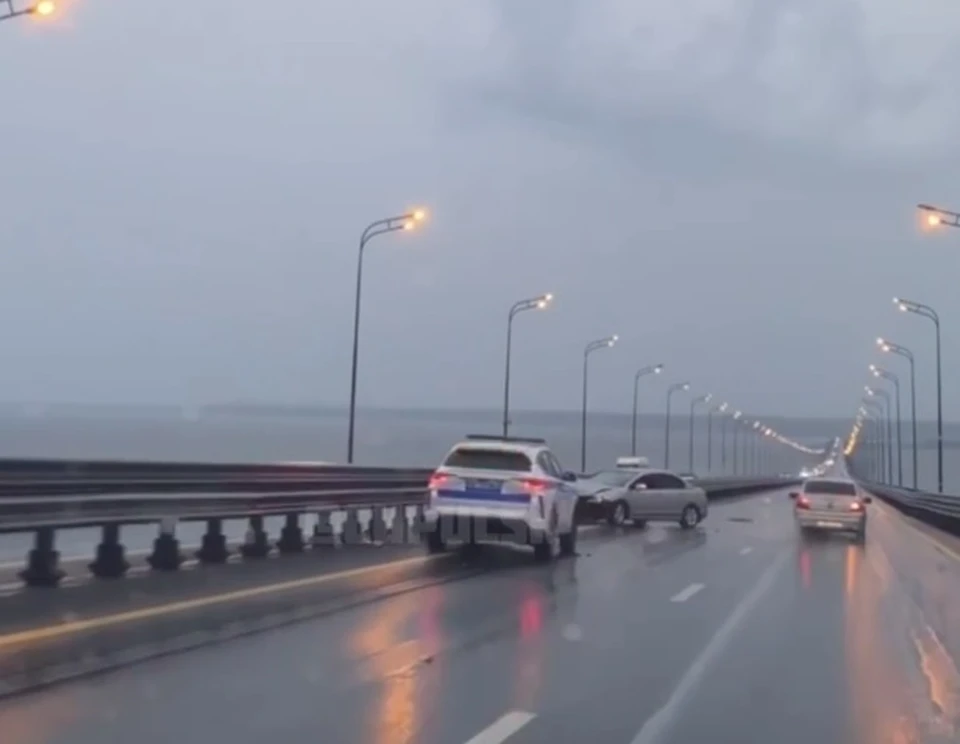 Во время дождя 29 июля на Президентском мосту в Ульяновске произошло ДТП. Фото телеграм-канал ЧП Ульяновск