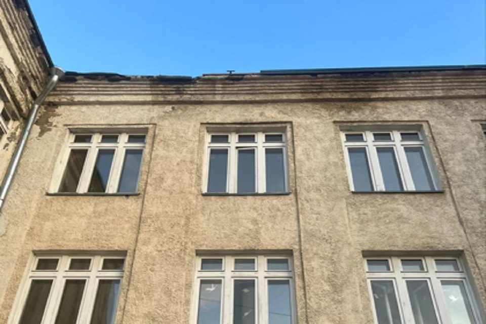 В СК возбудили дело после падения рабочего с крыши школы в Новосибирске. Фото: СК РФ НСО.