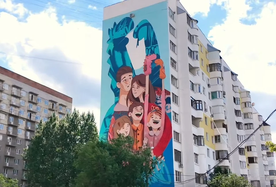 Автор нового мурала - художник Дмитрий Горшков (Пирог)
