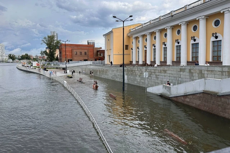 Уже неделю набережная в центре города находится под водой.