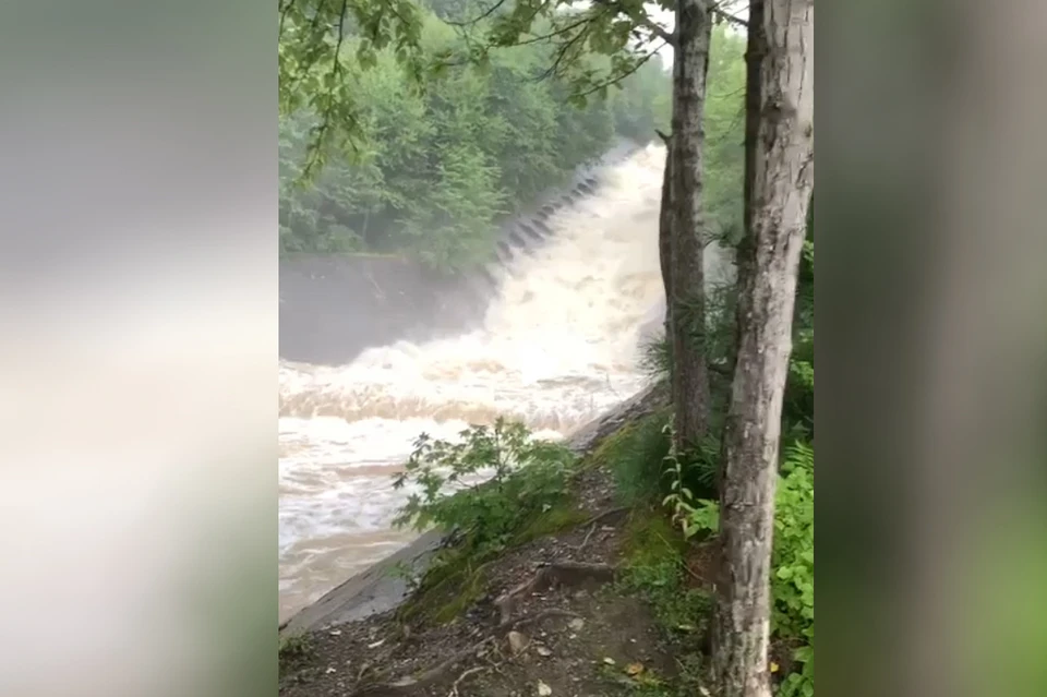 Потоки воды понесли людей к искусственному водопаду. Фото: принтскрин видео gorod_vl.