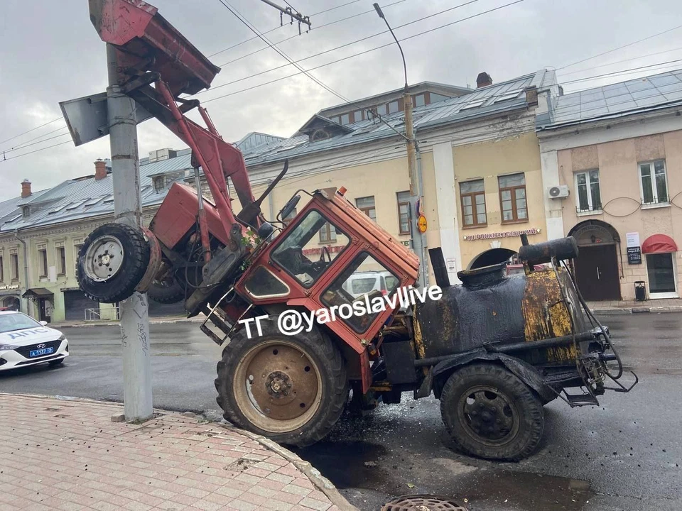 Мужчина пояснил, что угнал спецтехнику для поездки в магазин. Фото: "Ярославль Live"