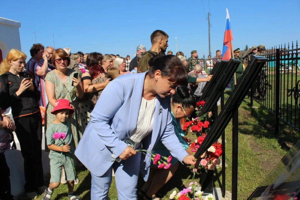 Мемориальные доски в память о бойцах СВО открыли в Тулунском районе. Фото: телеграмм-канал мэра Тулунского района Александра Тюкова.