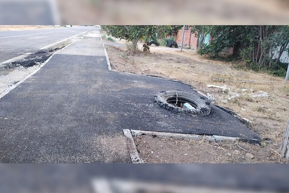 Лежавшую у тротуара шину закатали в асфальт. Фото: Ирина Зверева