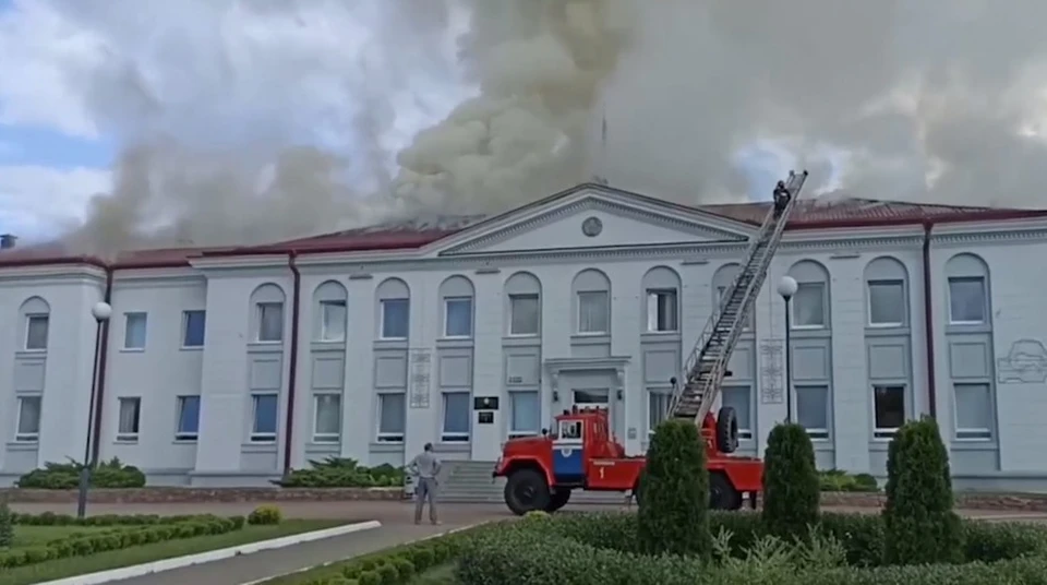 В Осиповичах 8 августа горел райисполком. Фото: скриншот видео телеграм-канала "МСЧ Беларуси".