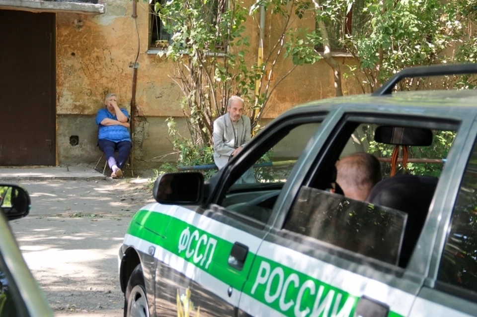 Должник прятался от приставов в погребе своей квартиры.