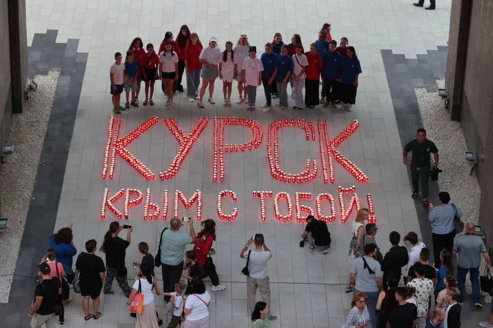 Неравнодушные крымчане выложили свечами надпись «Курск, Крым с тобой». Фото: Владимир Константинов