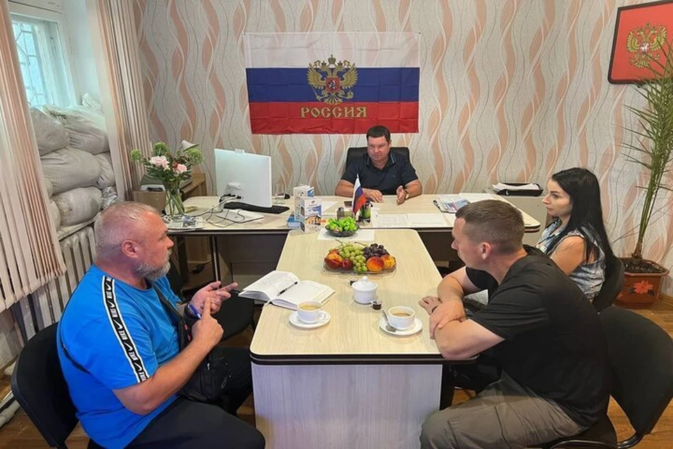 Группировка войск "Днепр" ведет большую социальную работу в своем тылу с простыми херсонцами. Фото: тг-канал Виталия Гуры.