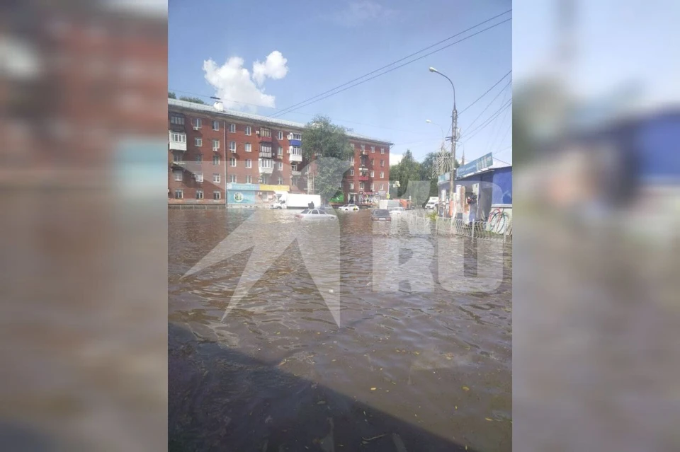 После дождя много заполненных водой машин так и остались на какое-то время стоять на дороге. Фото: предоставлено "Комсомолке"