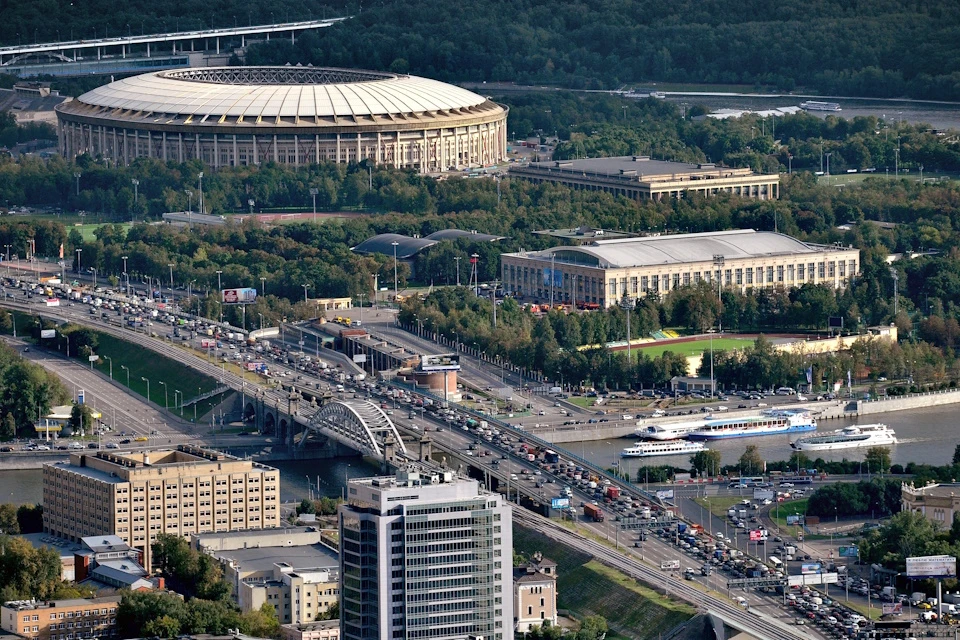 На мосту Лужники опрокинулся грузовик