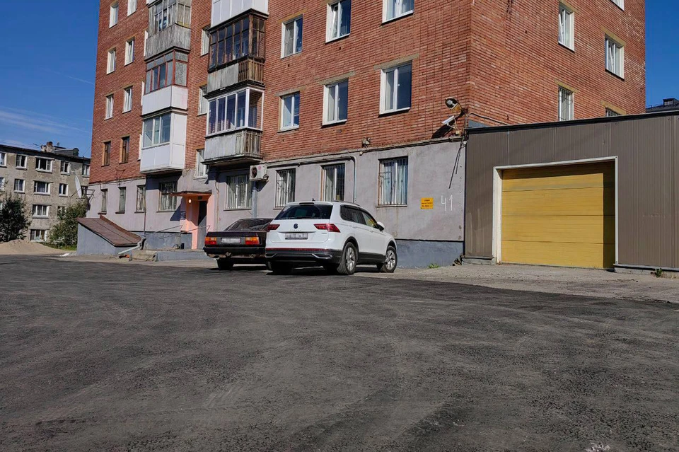 В Мурманске продолжается ямочный ремонт дорог во дворах. Фото: Администрация города Мурманска