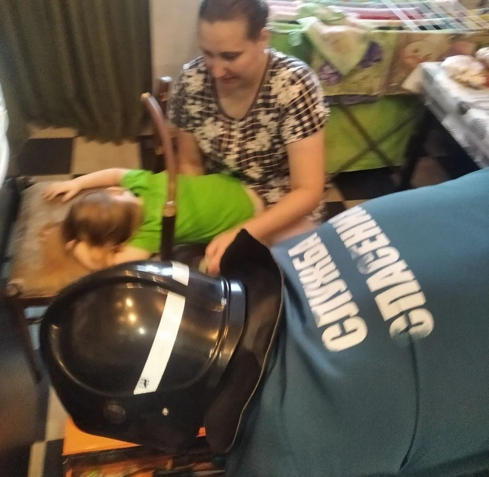 В Ульяновске спасатели помогли малышу, чья голова застряла в отверстии спинки стула. Фото Управление гражданской защиты