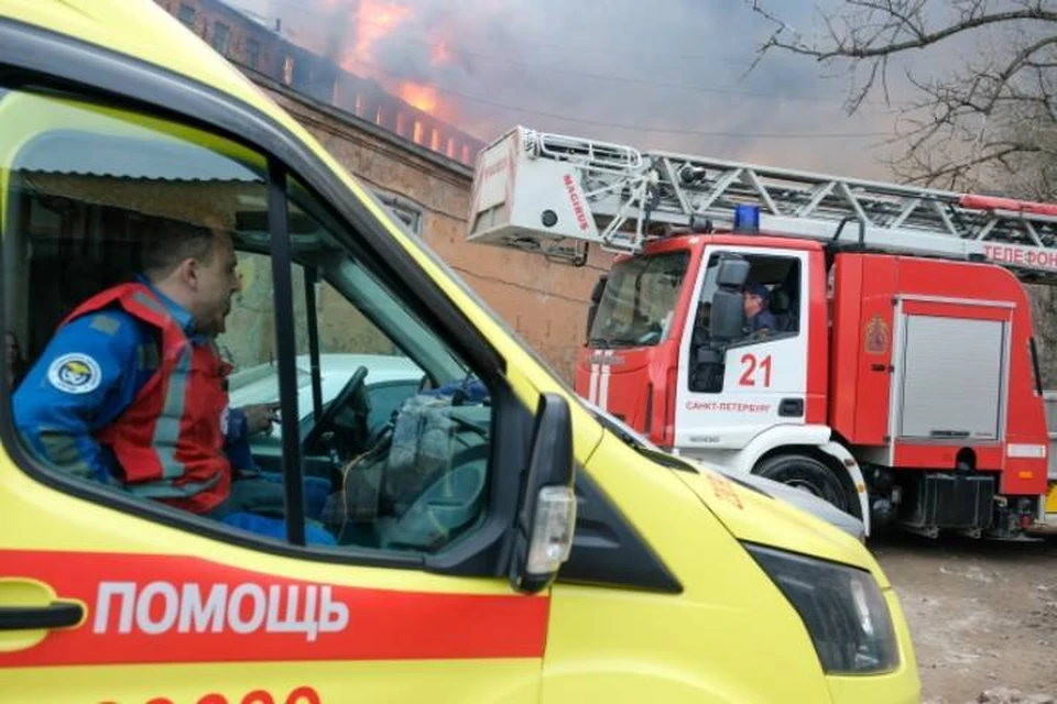 В Ростовской области тушат пожар на складе