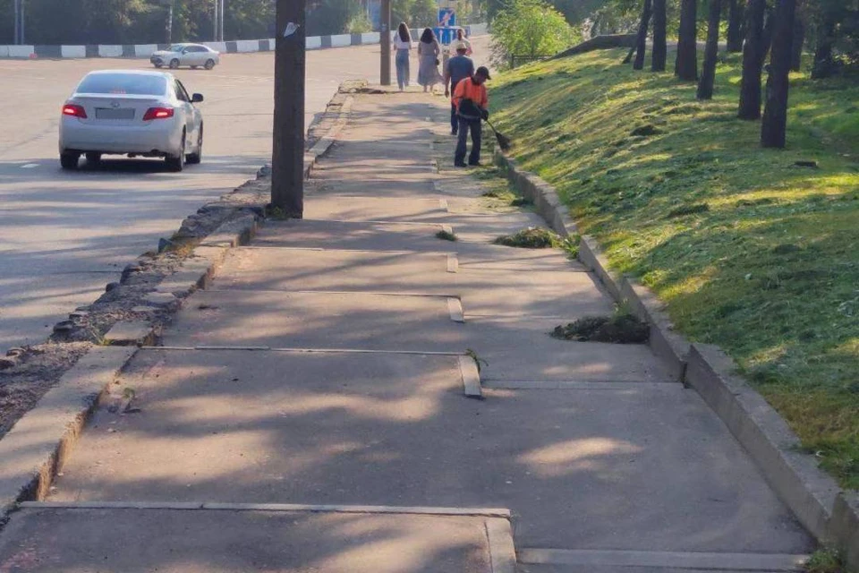 Лестницы и тротуары очищают во всех районах Иркутска
